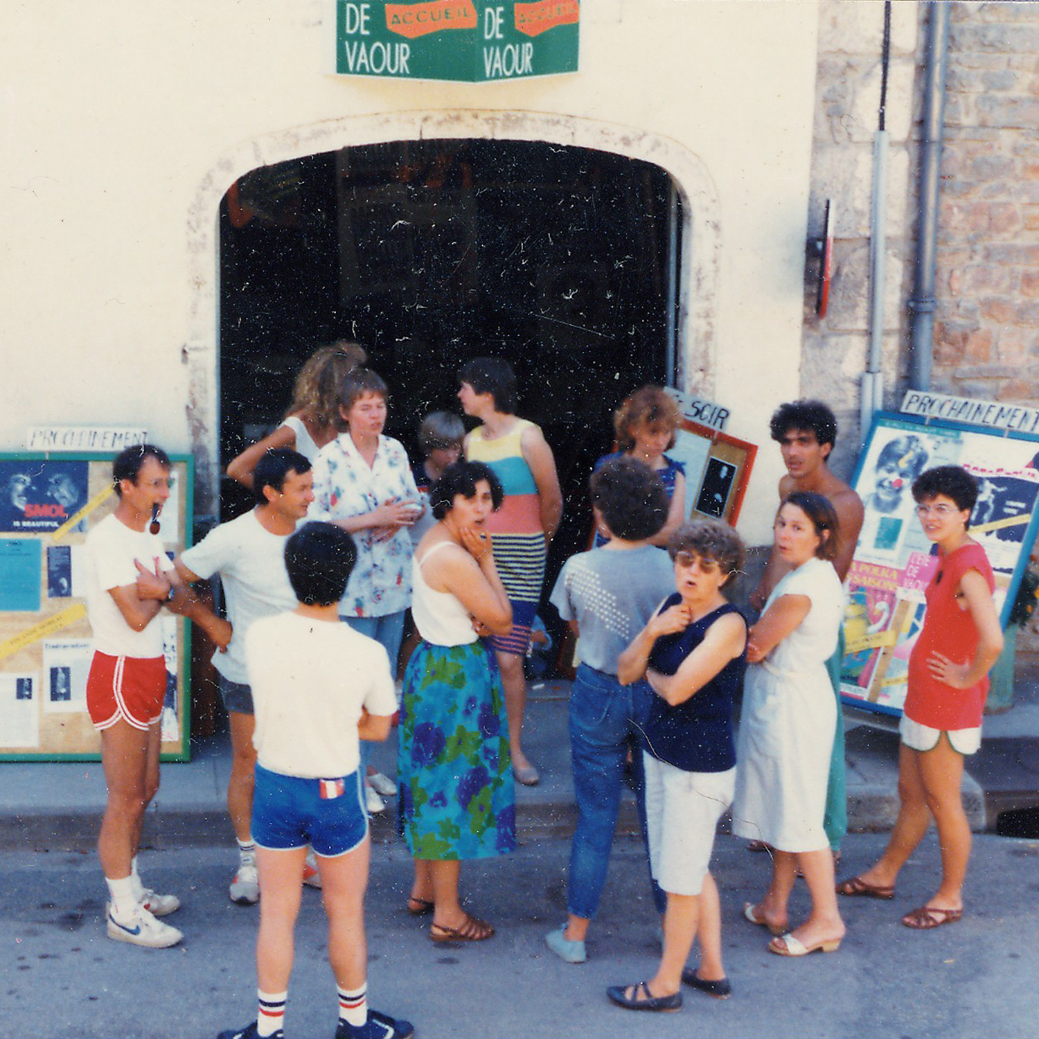 La première billetterie de L'été de Vaour, située dans la rue principale, avec notamment des membres fondateurs et des bénévoles : Gérard, Odile, Roland...